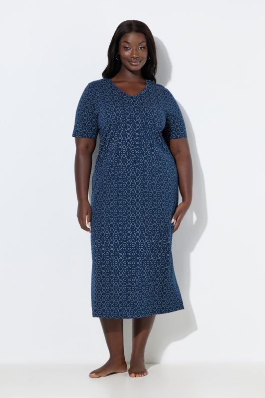 Chemise de nuit à imprimé petits ronds. Décolleté en V et manches longues