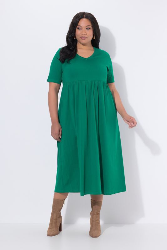 Robe maxi, coupe évasée. Décolleté V, manches courtes. Poches