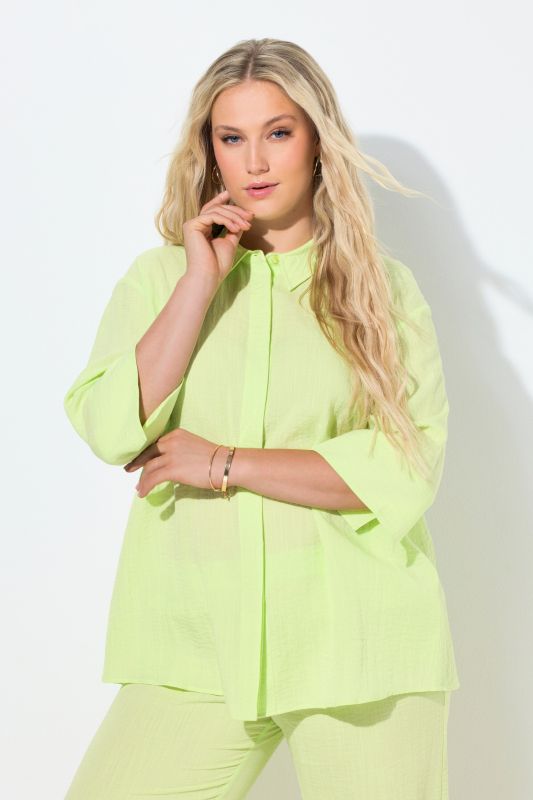 Chemisier à pli d'aisance. Manches 3/4 et col classique. Coupe évasée