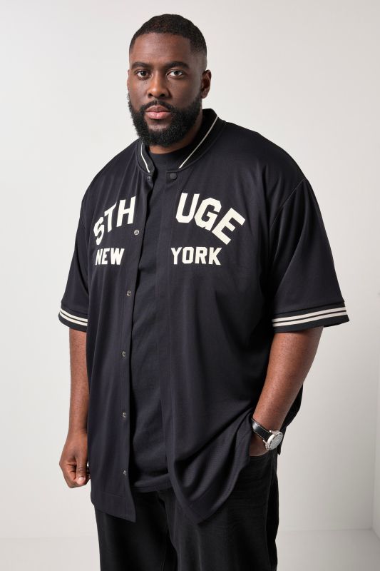 T-shirt oversize STHUGE à manches courtes, imprimé poitrine et col esprit blouson Teddy - jusqu'au 8 XL