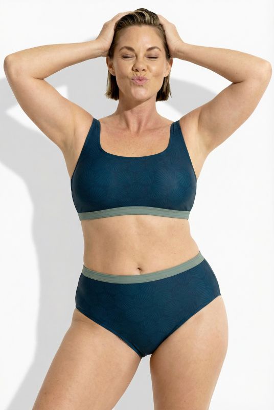 Bikini avec bonnets souples, matière texturée motif coquillages, bretelles ajustables