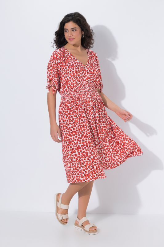 Robe midi motif fraises, manches courtes et décolleté en V, coupe évasée