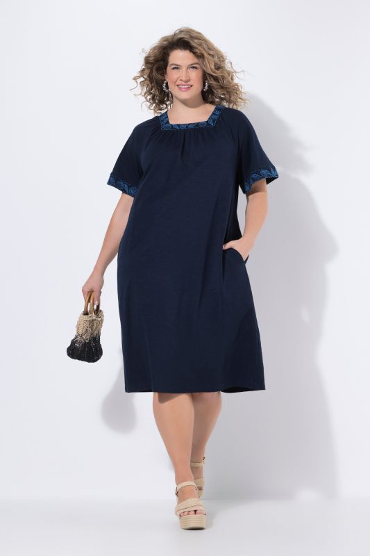 Robe longueur midi, broderies sur les manches et autour du décolleté carré, manches courtes papillon