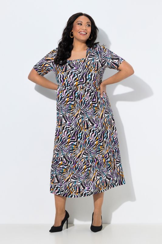 Robe maxi motif animal, décolleté carré et manches courtes, coupe évasée