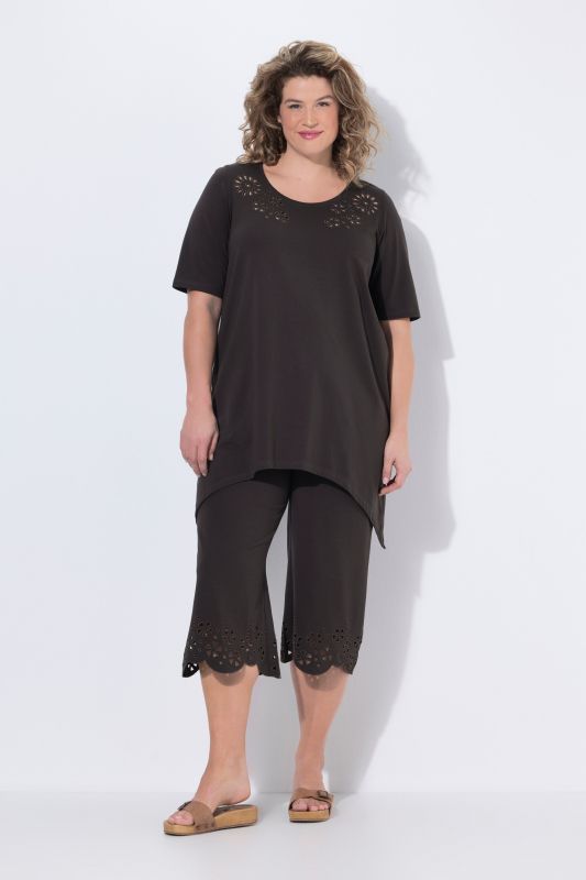 T-shirt avec broderies ajourées. Col rond et manches courtes. Coton bio.