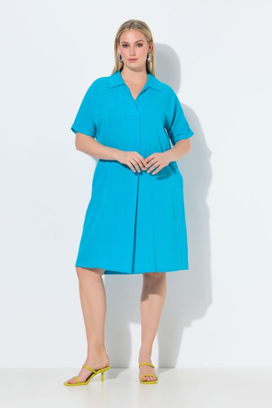 Robe courte oversized. Décolleté V et col chemise. Manches courtes