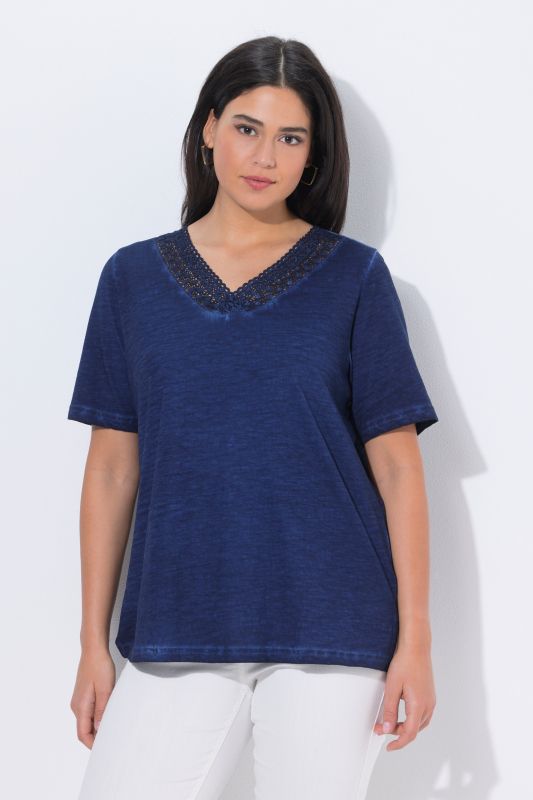 T-shirt à manches courtes. Décolleté V à dentelle. Coupe Classic