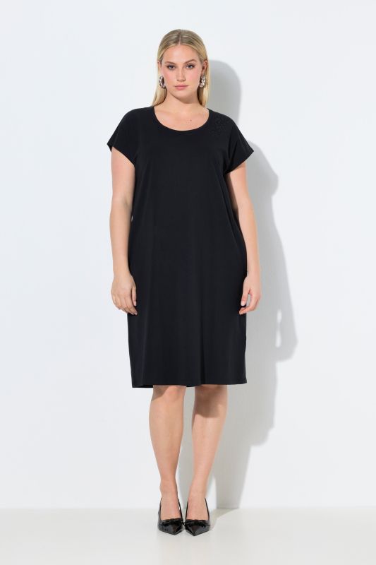 Robe oversize en jersey. Décolleté rond et manches courtes. Pierres fantaisie