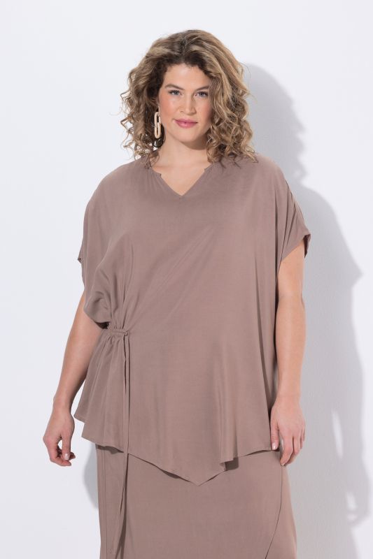 Tunique effet drapé, col tunisien et manches courtes, cordon sous tunnel
