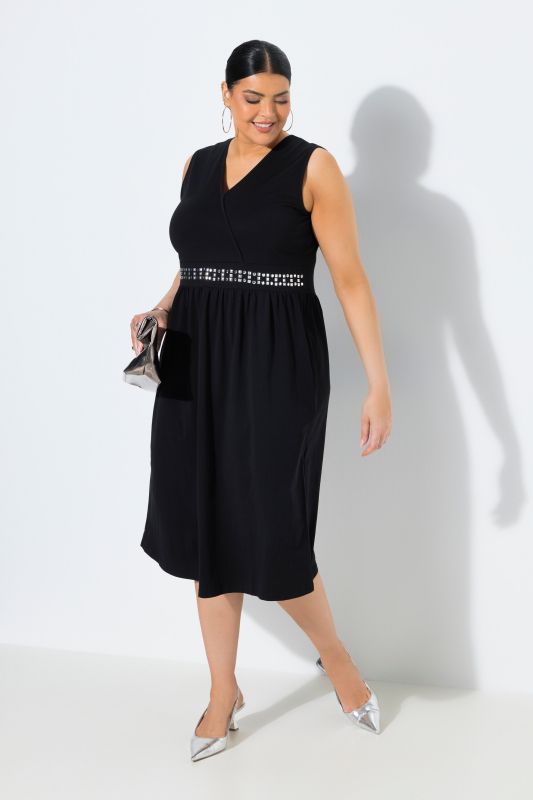 Robe midi sans manches, avec broderies, décolleté en V esprit cache-cœur