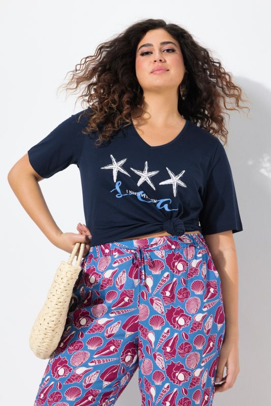 T-shirt, motif étoiles de mer. Encolure V et manches courtes. Coupe Classic