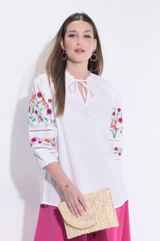 Blouse brodée, col tunisien, manches 3/4