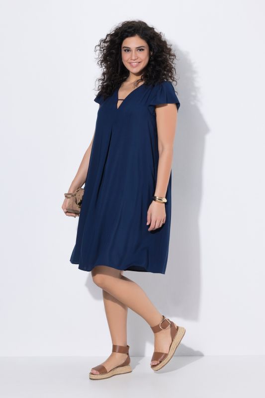 Robe coupe évasée, décolleté en V et manches avec ruchés