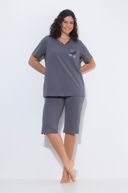 Pyjama avec poche poitrine en satin, décolleté en V et manches courtes