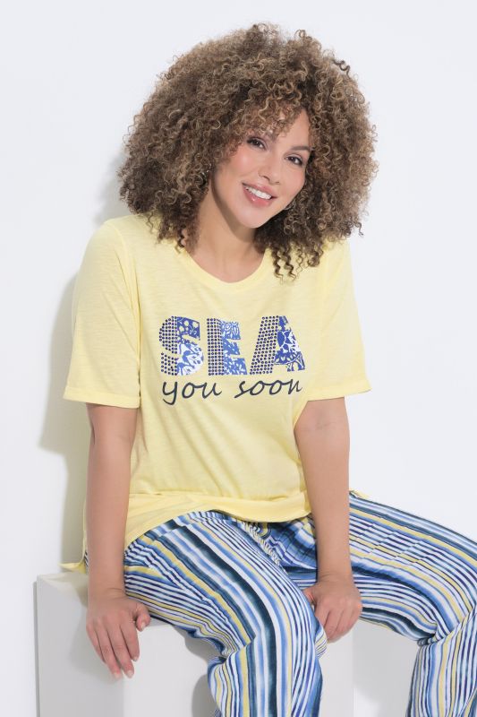 T-shirt avec petits strass fantaisie, décolleté rond et manches courtes, coupe Classic Fit