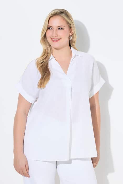 Blouse à manches courtes, boutons dans le dos et pli fantaisie. Coupe oversize.