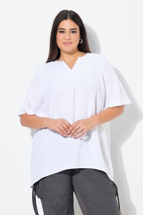Blouse en mousseline. Col tunisien et manches courtes. Coupe évasée
