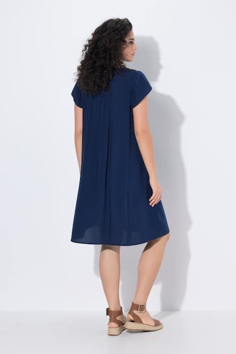 Robe coupe évasée, décolleté en V et manches avec ruchés