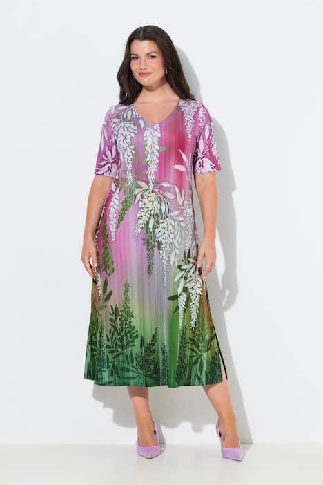 Robe en piqué au tombé fluide, décolleté en V et manches courtes, coupe évasée