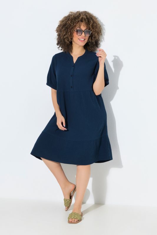 Robe en mousseline. Col tunisien et manches courtes. Coupe évasée