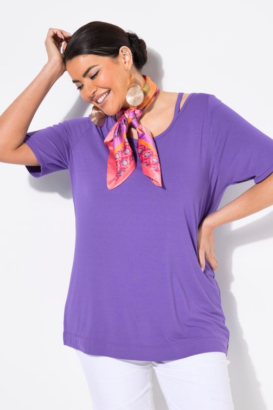 T-shirt à découpes. Encolure ronde et manches courtes. Coupe Classic