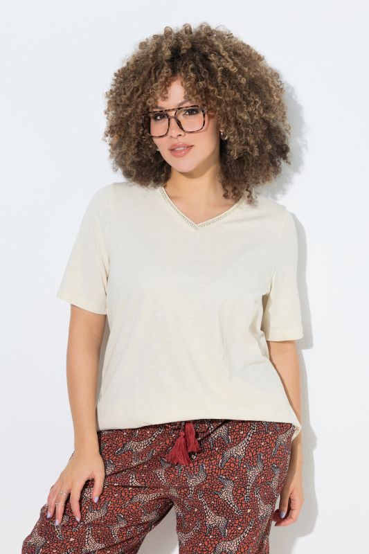 T-shirt avec broderie, décolleté en V et manches courtes, coupe Classic Fit