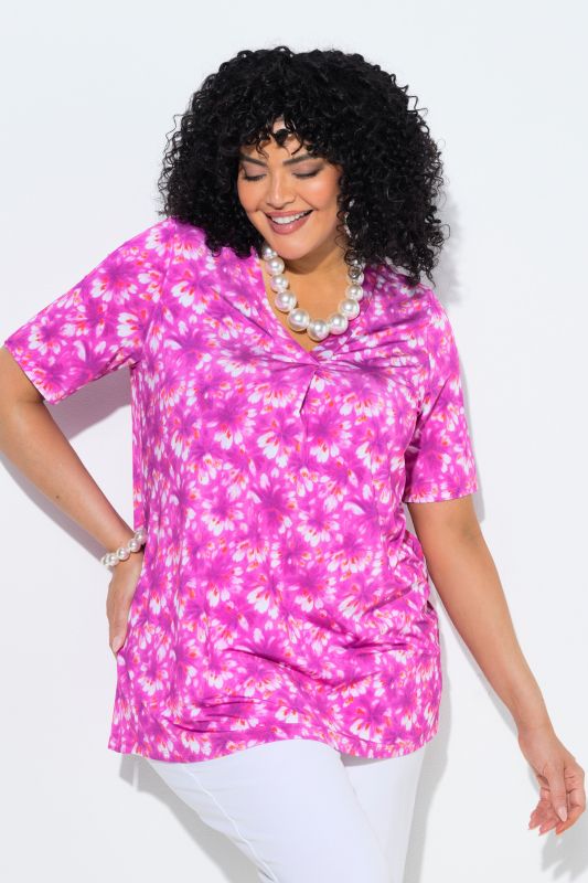 T-shirt au tombé fluide, décolleté en V avec pli fantaisie et manches courtes, coupe évasée