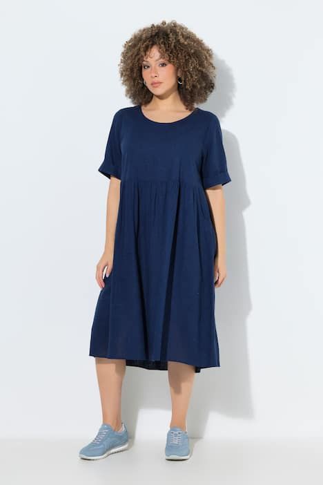 Robe en lin mélangé. Encolure ronde et manches courtes. Coupe évasée