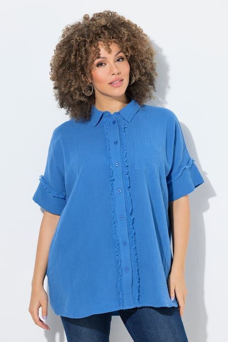 Chemisier oversize en mousseline. Col classique et manches courtes. Bords frangés