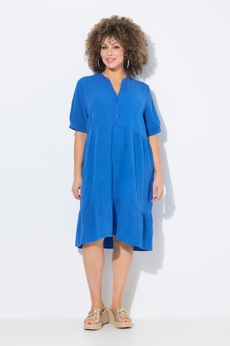 Robe en mousseline. Col tunisien et manches courtes. Coupe évasée