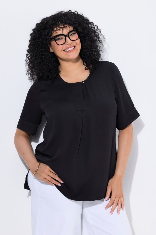 Blouse à empiècement matelassé. Manches courtes et coupé évasée