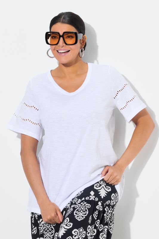 T-shirt, broderie ajourée, coupe évasée, col V, manches chauve-souris