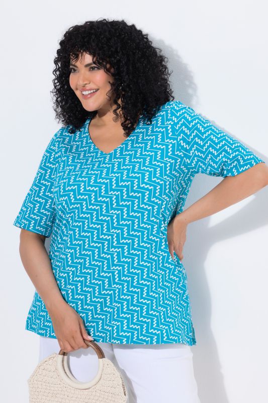 T-shirt à imprimé graphique. Col en V et manches courtes. Coupe évasée