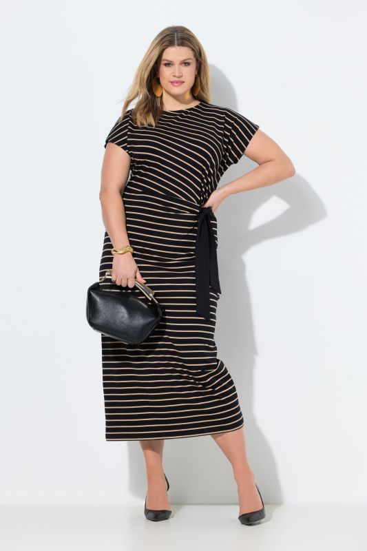 Robe maxi à rayures. Encolure ronde et manches courtes. Coupe slim