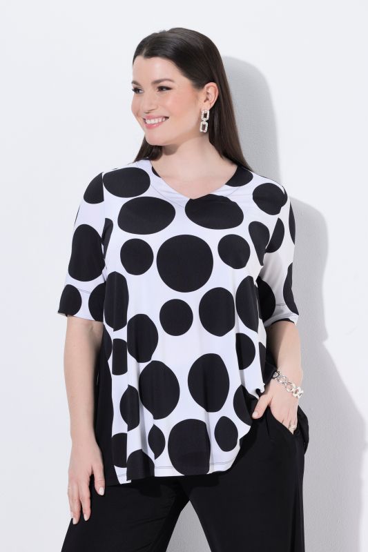 T-shirt au tombé fluide, motif à pois, décolleté en V et manches courtes, coupe évasée