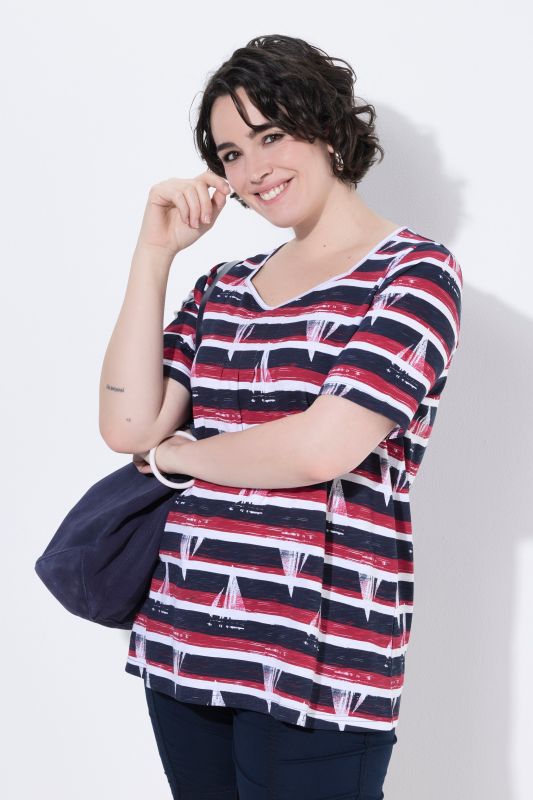 T-shirt coupe évasée, motif voiliers, décolleté en forme de cœur et manches courtes