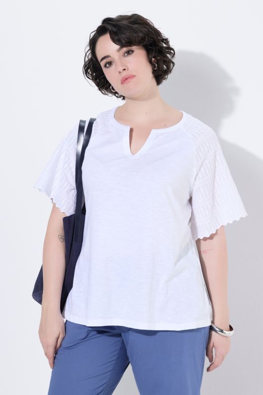 T-shirt avec broderies, col tunisien et manches courtes