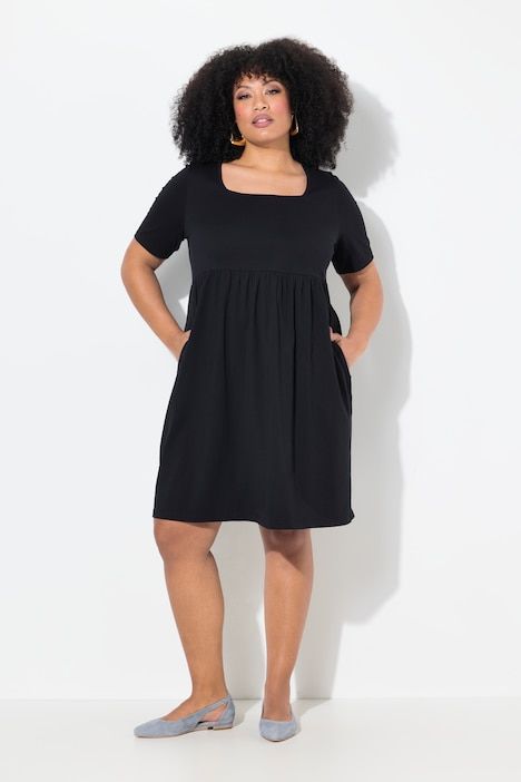 Robe, coupe évasée. Encolure carrée et manches courtes. Poches