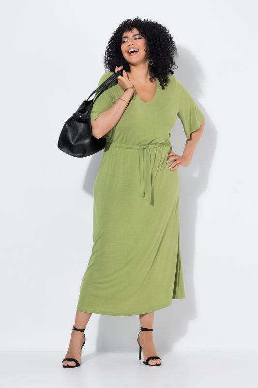 Robe longue, coupe A, col V, manches courtes