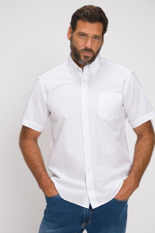 Chemise en seersucker à rayures. Manches courtes et col à pointes boutonnées - coupe Modern Fit