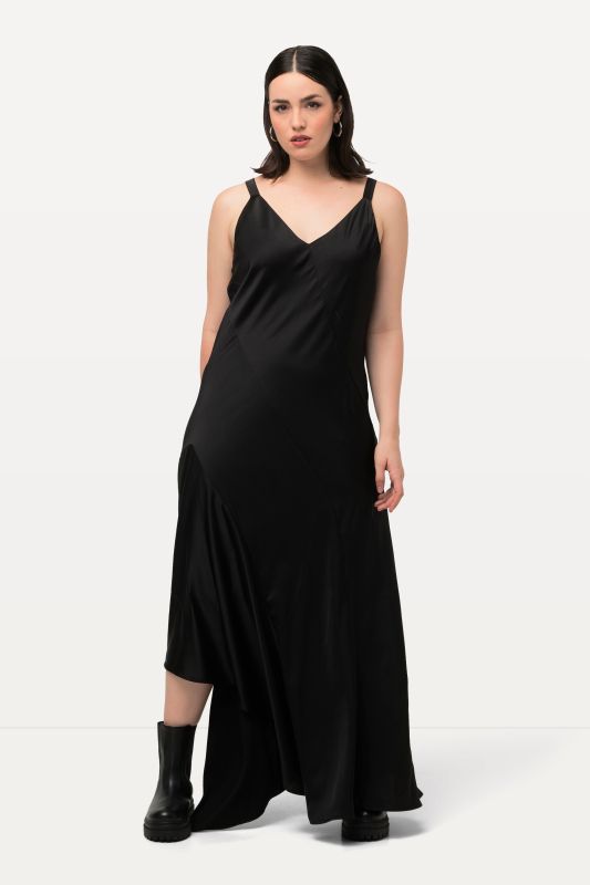 Robe maxi en satin, sans manches. Silhouette en A et décolleté en V.