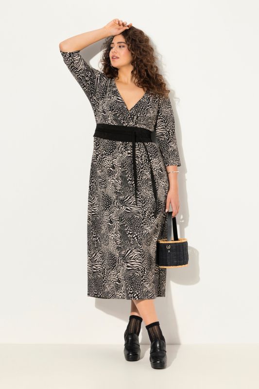 Robe maxi en jersey, décolleté en V et manches 3/4. Coupe évasée. Motif animal.