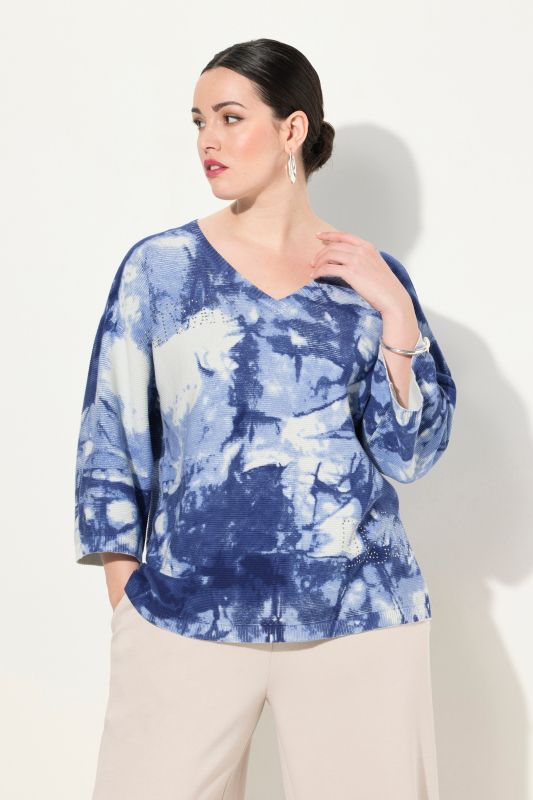 Pull motif Batik, petites pierres fantaisie. Col en V et manches 3/4.