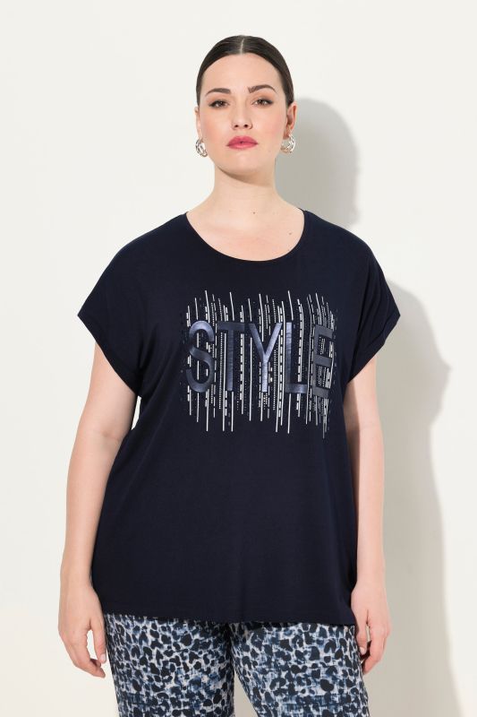 T-shirt oversize, col rond et manches courtes. Motif en petites pierres scintillantes.