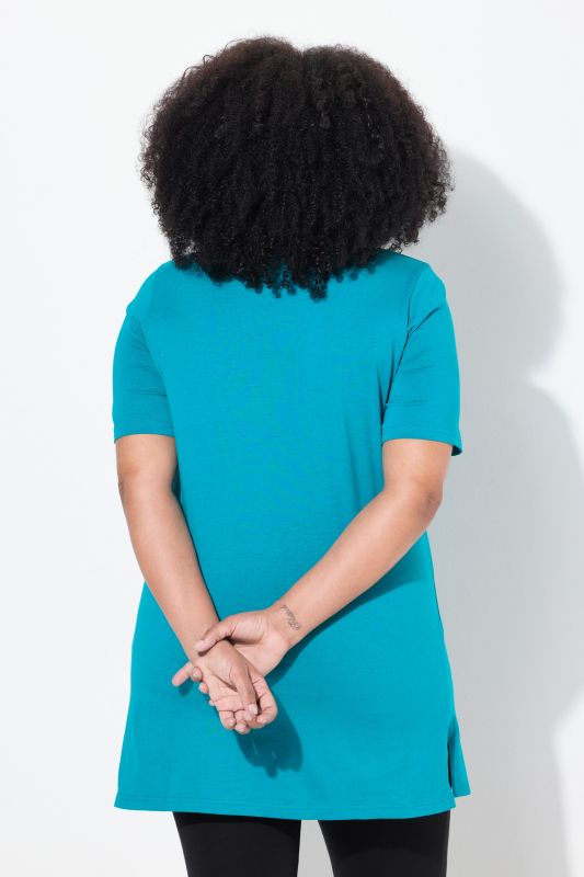 T-shirt long, manches courtes et col en V, coupe évasée