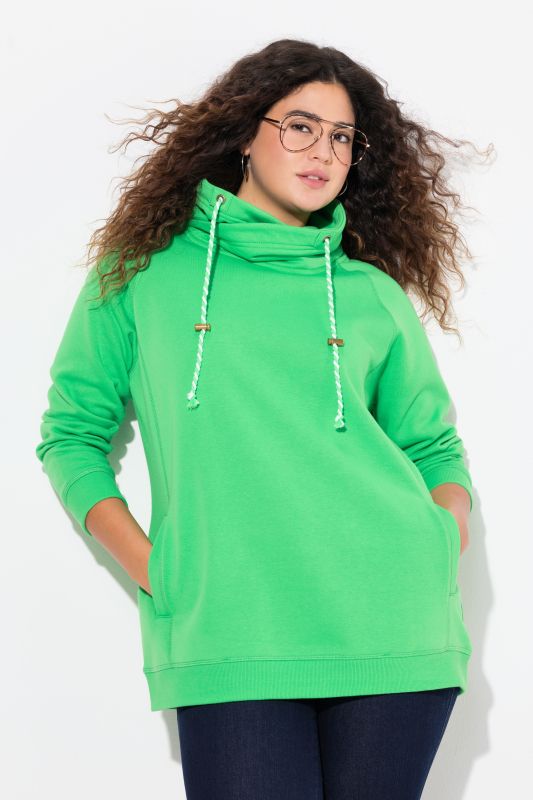 Sweat-shirt à col montant et évasé. Poches et manches raglan.