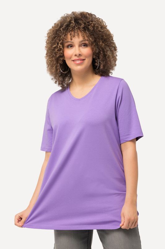 T-shirt à manches courtes et col en V. Coupe évasée.
