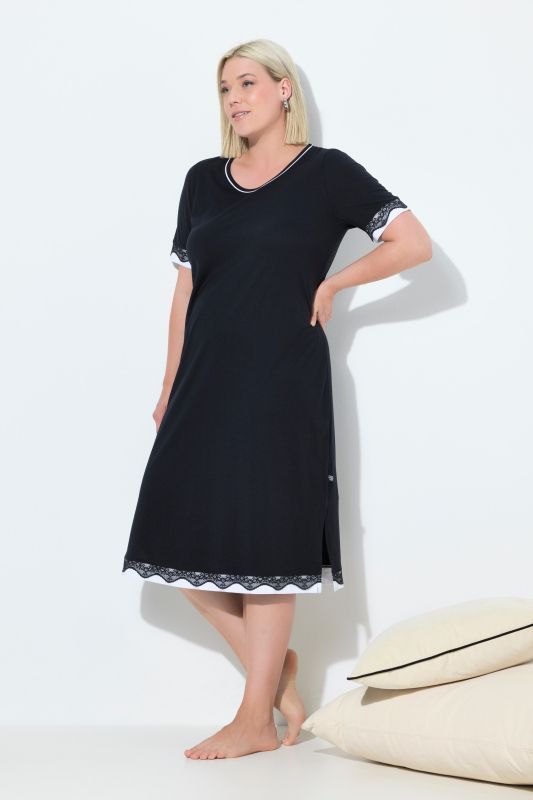 Chemise de nuit avec ourlet en dentelle, col rond et manches courtes