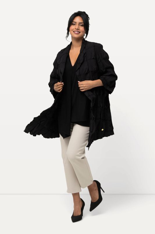 Veste col en V et manches 3/4. Matière texturée 3D et silhouette en A.