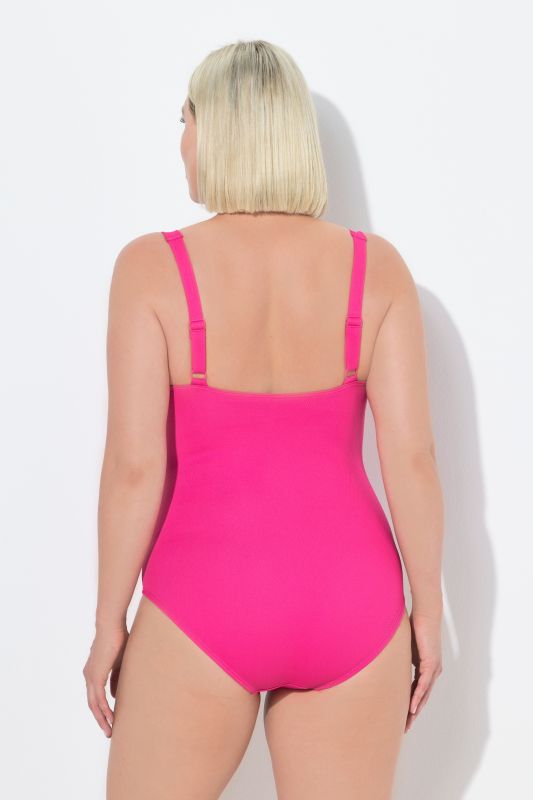 Maillot de bain à bonnets souples. Joli drapé sur la poitrine. Matière finement texturée
